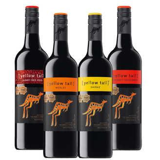 Vier Flaschen Wein der Marke 'yellow tail' stehen nebeneinander, jede mit einem einzigartigen Etikett und einem Känguru-Design.