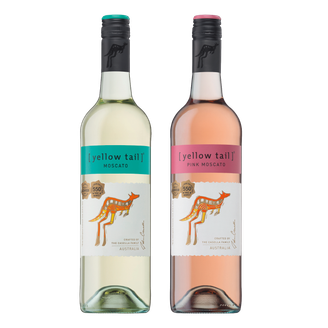 Zwei Flaschen Wein von [yellow tail] stehen nebeneinander: eine grüne Moscato-Flasche und eine rosafarbene Pink Moscato-Flasche.